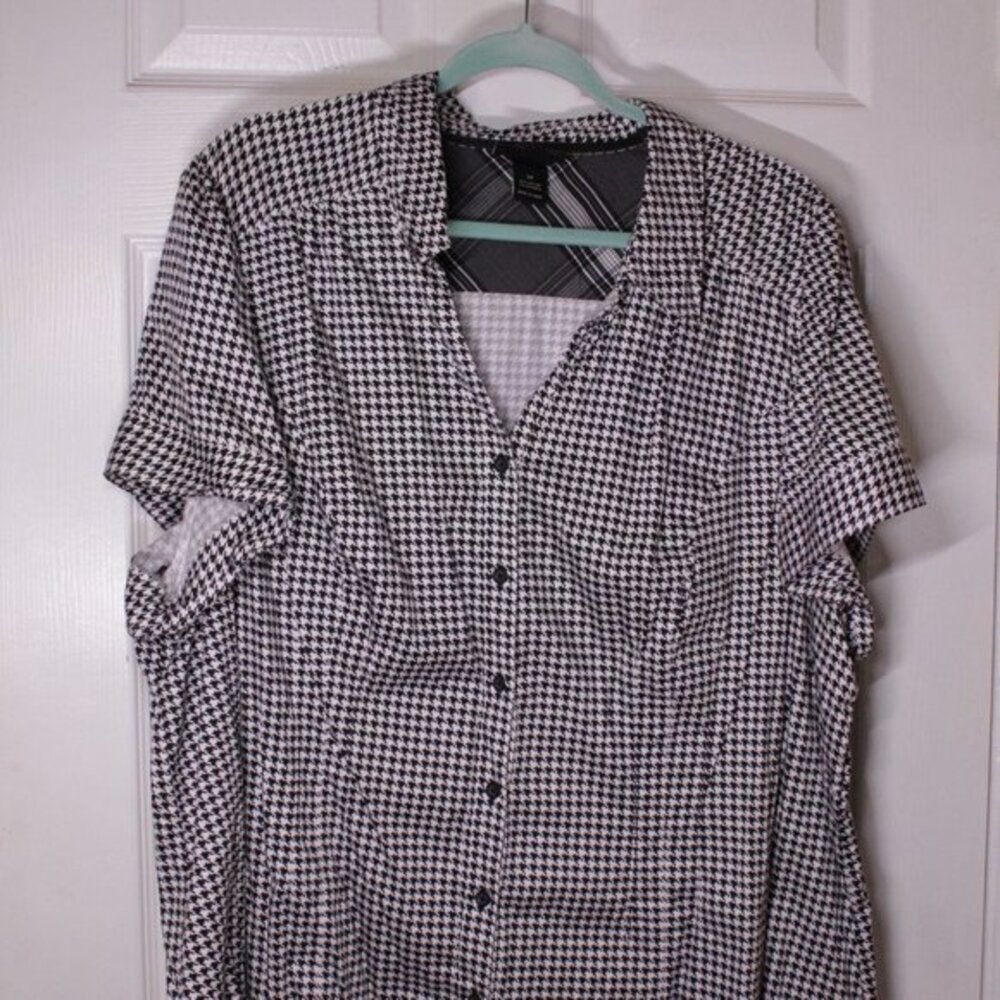Lane Bryant Short Sleeve black and white houndstooth Button up Shirt